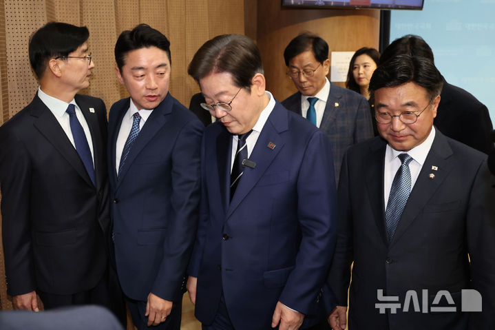 [서울=뉴시스] 권창회 기자 = 대선출마를 선언한 이재명 더불어민주당 전 대표가 11일 오전 서울 여의도 국회 소통관에서 비전 및 캠프 인선 발표를 마친 뒤 강훈식 총괄본부장과 대화하고 있다. 2025.04.11. kch0523@newsis.com