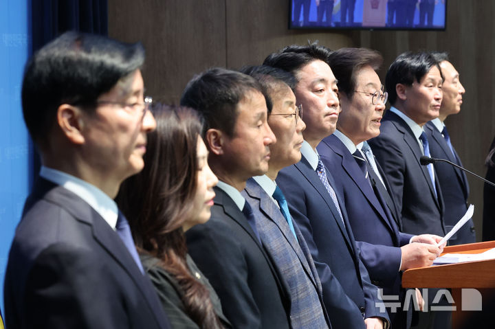 [서울=뉴시스] 권창회 기자 = 대선출마를 선언한 이재명 더불어민주당 전 대표가 11일 오전 서울 여의도 국회 소통관에서 비전 및 캠프 인선 발표를 하고 있다. 2025.04.11. kch0523@newsis.com