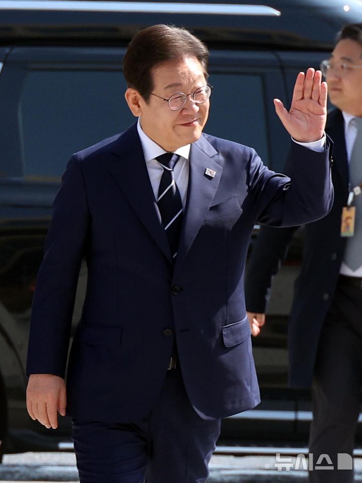 [서울=뉴시스] 조성봉 기자 = 대선출마를 선언한 이재명 더불어민주당 전 대표가 11일 오전 서울 여의도 국회 소통관에서 열리는 예비후보 비전 및 캠프 인선 발표 기자회견에 참석하며 지지자에게 인사하고 있다. 2025.04.11.suncho21@newsis.com