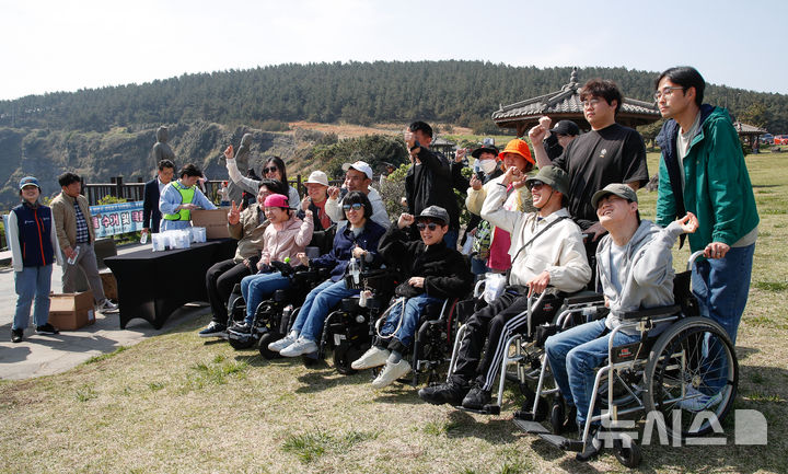 [서귀포=뉴시스] 우장호 기자 = 제주관광공사와 제주도는 관광 약자들의 여행 접근성을 높이고, 무장애 관광의 가치 확산을 위해 지난 7일부터 5월6일까지 한 달간 제주 도내 일원에서 '모두를 위한 제주, 열린 관광 페스타'를 개최 중이다. 열린 관광 페스타는 장애인, 고령자, 임산부, 영유아 동반 가족 등 관광 약자들이 보다 자유롭고 편안하게 제주를 여행할 수 있도록 기획됐다. 사진은 11일 오전 제주 서귀포시 대정읍 송악산 제주올레 10코스 구간에서 페스타의 대표 프로그램인 제주 무장애 올레길 걷기 행사가 열리고 있는 모습. 2025.04.11. woo1223@newsis.com