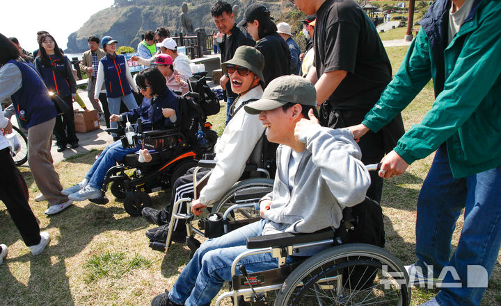[서귀포=뉴시스] 우장호 기자 = 제주관광공사와 제주도는 관광 약자들의 여행 접근성을 높이고, 무장애 관광의 가치 확산을 위해 지난 7일부터 5월6일까지 한 달간 제주 도내 일원에서 '모두를 위한 제주, 열린 관광 페스타'를 개최 중이다. 열린 관광 페스타는 장애인, 고령자, 임산부, 영유아 동반 가족 등 관광 약자들이 보다 자유롭고 편안하게 제주를 여행할 수 있도록 기획됐다. 사진은 11일 오전 제주 서귀포시 대정읍 송악산 제주올레 10코스 구간에서 페스타의 대표 프로그램인 제주 무장애 올레길 걷기 행사가 열리고 있는 모습. 2025.04.11. woo1223@newsis.com