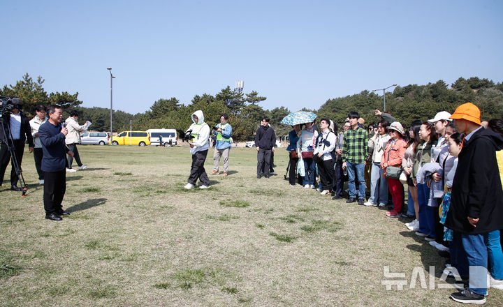 [서귀포=뉴시스] 우장호 기자 = 제주관광공사와 제주도는 관광 약자들의 여행 접근성을 높이고, 무장애 관광의 가치 확산을 위해 지난 7일부터 5월6일까지 한 달간 제주 도내 일원에서 '모두를 위한 제주, 열린 관광 페스타'를 개최 중이다. 열린 관광 페스타는 장애인, 고령자, 임산부, 영유아 동반 가족 등 관광 약자들이 보다 자유롭고 편안하게 제주를 여행할 수 있도록 기획됐다. 사진은 현학수 제주관광공사 본부장이 11일 오전 제주 서귀포시 대정읍 송악산 제주올레 10코스 구간에서 열린 제주 무장애 올레길 걷기 행사에 앞서 인사말을 하는 모습. 2025.04.11. woo1223@newsis.com