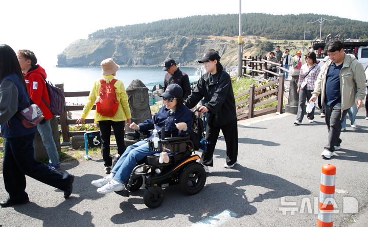 [서귀포=뉴시스] 우장호 기자 = 제주관광공사와 제주도는 관광 약자들의 여행 접근성을 높이고, 무장애 관광의 가치 확산을 위해 지난 7일부터 5월6일까지 한 달간 제주 도내 일원에서 '모두를 위한 제주, 열린 관광 페스타'를 개최 중이다. 열린 관광 페스타는 장애인, 고령자, 임산부, 영유아 동반 가족 등 관광 약자들이 보다 자유롭고 편안하게 제주를 여행할 수 있도록 기획됐다. 사진은 11일 오전 제주 서귀포시 대정읍 송악산 제주올레 10코스 구간에서 페스타의 대표 프로그램인 제주 무장애 올레길 걷기 행사가 열리고 있는 모습. 2025.04.11. woo1223@newsis.com