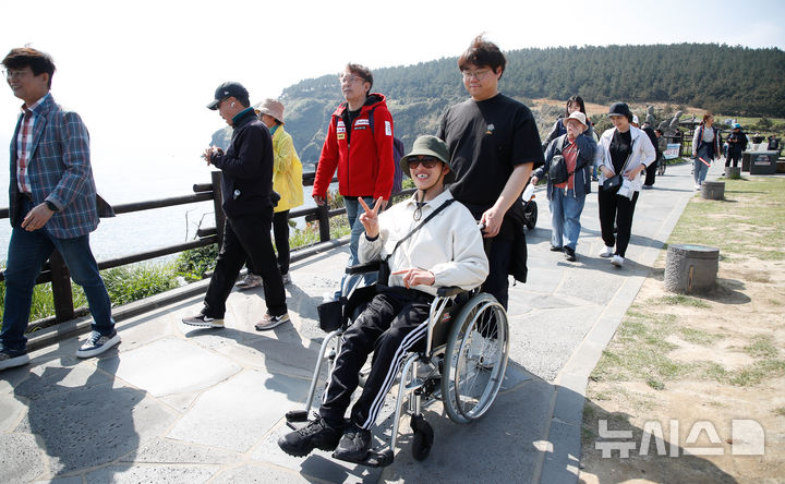 [서귀포=뉴시스] 우장호 기자 = 제주관광공사와 제주도는 관광 약자들의 여행 접근성을 높이고, 무장애 관광의 가치 확산을 위해 지난 7일부터 5월6일까지 한 달간 제주 도내 일원에서 '모두를 위한 제주, 열린 관광 페스타'를 개최 중이다. 열린 관광 페스타는 장애인, 고령자, 임산부, 영유아 동반 가족 등 관광 약자들이 보다 자유롭고 편안하게 제주를 여행할 수 있도록 기획됐다. 사진은 11일 오전 제주 서귀포시 대정읍 송악산 제주올레 10코스 구간에서 페스타의 대표 프로그램인 제주 무장애 올레길 걷기 행사가 열리고 있는 모습. 2025.04.11. woo1223@newsis.com