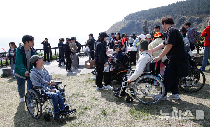 [서귀포=뉴시스] 우장호 기자 = 제주관광공사와 제주도는 관광 약자들의 여행 접근성을 높이고, 무장애 관광의 가치 확산을 위해 지난 7일부터 5월6일까지 한 달간 제주 도내 일원에서 '모두를 위한 제주, 열린 관광 페스타'를 개최 중이다. 열린 관광 페스타는 장애인, 고령자, 임산부, 영유아 동반 가족 등 관광 약자들이 보다 자유롭고 편안하게 제주를 여행할 수 있도록 기획됐다. 사진은 11일 오전 제주 서귀포시 대정읍 송악산 제주올레 10코스 구간에서 페스타의 대표 프로그램인 제주 무장애 올레길 걷기 행사가 열리고 있는 모습. 2025.04.11. woo1223@newsis.com