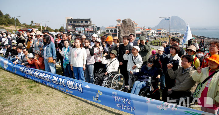 [서귀포=뉴시스] 우장호 기자 = 제주관광공사와 제주도는 관광 약자들의 여행 접근성을 높이고, 무장애 관광의 가치 확산을 위해 지난 7일부터 5월6일까지 한 달간 제주 도내 일원에서 '모두를 위한 제주, 열린 관광 페스타'를 개최 중이다. 열린 관광 페스타는 장애인, 고령자, 임산부, 영유아 동반 가족 등 관광 약자들이 보다 자유롭고 편안하게 제주를 여행할 수 있도록 기획됐다. 사진은 11일 오전 제주 서귀포시 대정읍 송악산 제주올레 10코스 구간에서 페스타의 대표 프로그램인 제주 무장애 올레길 걷기 행사가 열리고 있는 모습. 2025.04.11. woo1223@newsis.com