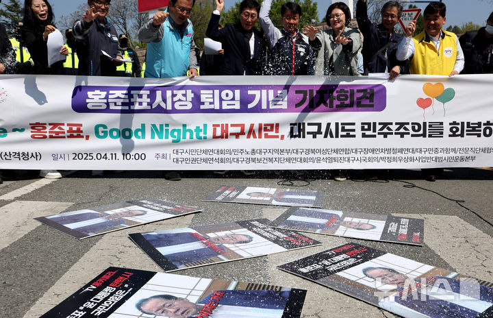 [대구=뉴시스] 이무열 기자 = 11일 대구 북구 대구시청 산격청사에서 열린 홍준표 시장 퇴임 기념 기자회견에서 대구시민단체연대회의 등 시민단체 조합원들이 홍준표 대구시장 피켓에 소금을 뿌리는 퍼포먼스를 하고 있다. 2025.04.01. lmy@newsis.com