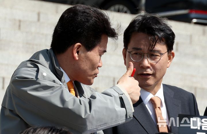 [서울=뉴시스] 조성봉 기자= 한국사 강사 전한길(왼쪽) 씨가 11일 오전 서울 여의도 국회 본청 계단에서 열린 연금개혁청년행동의 연금개악 규탄 집회에서 윤상현 국민의힘 의원에게 '엄지척'을 하고 있다. 2025.04.11. suncho21@newsis.com