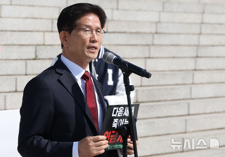[서울=뉴시스] 조성봉 기자= 대선출마를 선언한 김문수 전 고용노동부 장관이 11일 오전 서울 여의도 국회 본청 계단에서 열린 연금개혁청년행동의 연금개악 규탄 집회에서 발언을 하고 있다. 2025.04.11. suncho21@newsis.com