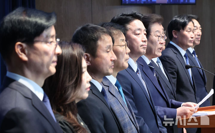 [서울=뉴시스] 권창회 기자 = 대선출마를 선언한 이재명 더불어민주당 전 대표가 11일 오전 서울 여의도 국회 소통관에서 비전 및 캠프 인선 발표를 하고 있다. 2025.04.11. kch0523@newsis.com