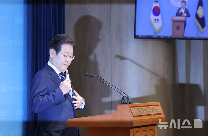 [서울=뉴시스] 권창회 기자 = 대선출마를 선언한 이재명 더불어민주당 전 대표가 11일 오전 서울 여의도 국회 소통관에서 비전 및 캠프 인선 발표를 하기 위해 단상에 올라있다. 2025.04.11. kch0523@newsis.com