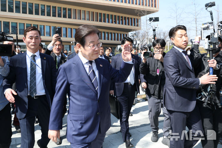 [서울=뉴시스] 권창회 기자 = 대선출마를 선언한 이재명 더불어민주당 전 대표가 11일 오전 서울 여의도 국회 소통관에서 비전 및 캠프 인선 발표를 마친 뒤 이동하며 지지자들에게 인사하고 있다. (공동취재) 2025.04.11. photo@newsis.com