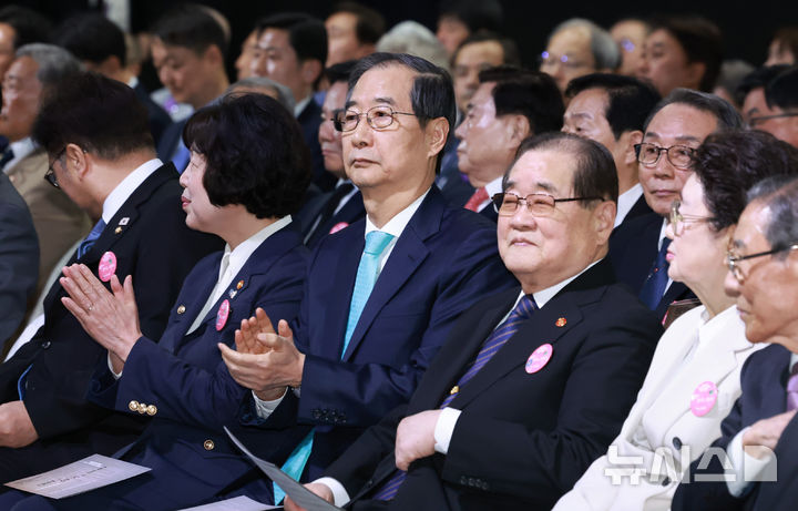 [서울=뉴시스] 최진석 기자 = 한덕수 대통령 권한대행 국무총리가 11일 서울 서대문구 국립대한민국임시정부기념관에서 열린 대한민국임시정부 수립 106주년 기념식에서 박수치고 있다. (대통령실통신사진기자단) 2025.04.11. myjs@newsis.com
