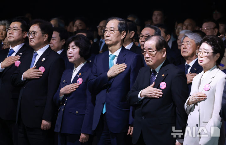 [서울=뉴시스] 최진석 기자 = 한덕수 대통령 권한대행 국무총리가 11일 서울 서대문구 국립대한민국임시정부기념관에서 열린 대한민국임시정부 수립 106주년 기념식에서 국기에 경례하고 있다. 왼쪽부터 박찬대 더불어민주당 당대표 직무대행 겸 원내대표, 우원식 국회의장, 강정애 국가보훈부 장관, 한 대통령 권한대행, 이종찬 광복회장, 김수옥 대한민국임시정주시념사업회장. (대통령실통신사진기자단) 2025.04.11. myjs@newsis.com