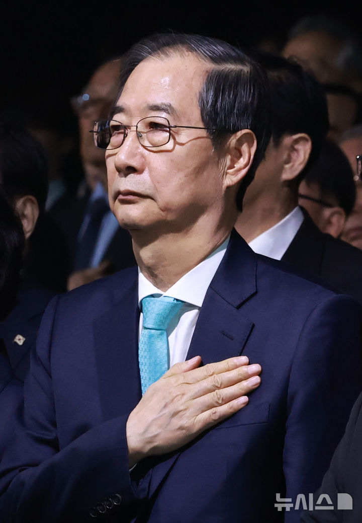 [서울=뉴시스] 최진석 기자 = 한덕수 대통령 권한대행 국무총리가 11일 서울 서대문구 국립대한민국임시정부기념관에서 열린 대한민국임시정부 수립 106주년 기념식에서 국기에 경례하고 있다. (대통령실통신사진기자단) 2025.04.11. myjs@newsis.com