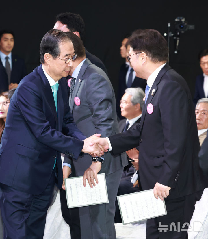 [서울=뉴시스] 최진석 기자 = 한덕수 대통령 권한대행 국무총리가 11일 서울 서대문구 국립대한민국임시정부기념관에서 열린 대한민국임시정부 수립 106주년 기념식에 참석하며 우원식 국회의장과 악수하고 있다. (대통령실통신사진기자단) 2025.04.11. myjs@newsis.com