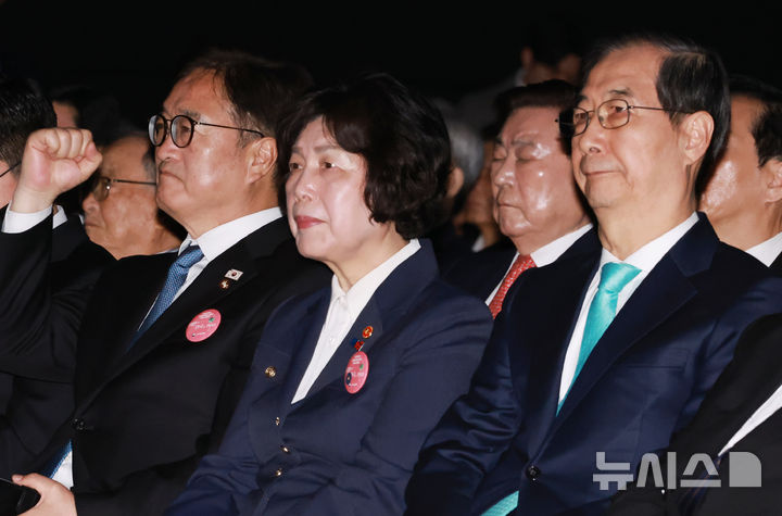 [서울=뉴시스] 최진석 기자 = 한덕수 대통령 권한대행 국무총리가 11일 서울 서대문구 국립대한민국임시정부기념관에서 열린 대한민국임시정부 수립 106주년 기념식에서 독립군가를 부르고 있다. (대통령실통신사진기자단) 2025.04.11. myjs@newsis.com