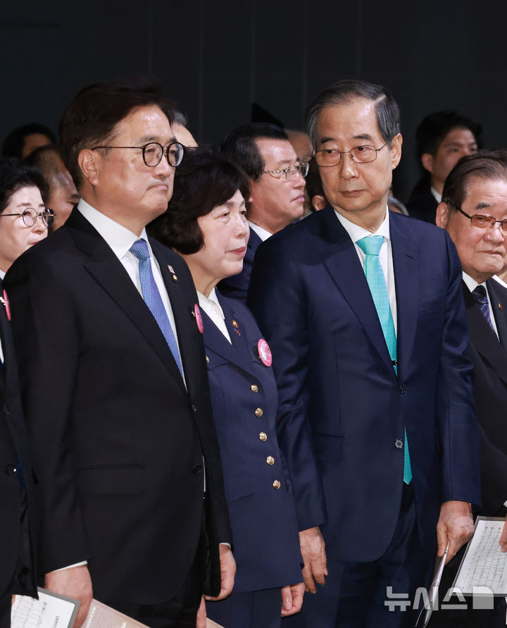 [서울=뉴시스] 최진석 기자 = 한덕수 대통령 권한대행 국무총리와 우원식 국회의장이 11일 서울 서대문구 국립대한민국임시정부기념관에서 열린 대한민국임시정부 수립 106주년 기념식에 참석하고 있다. (대통령실통신사진기자단) 2025.04.11. myjs@newsis.com