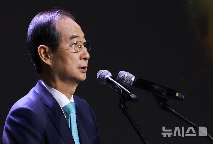 [서울=뉴시스] 최진석 기자 = 한덕수 대통령 권한대행 국무총리가 11일 서울 서대문구 국립대한민국임시정부기념관에서 열린 대한민국임시정부 수립 106주년 기념식에서 기념사를 하고 있다. (대통령실통신사진기자단) 2025.04.11. myjs@newsis.com