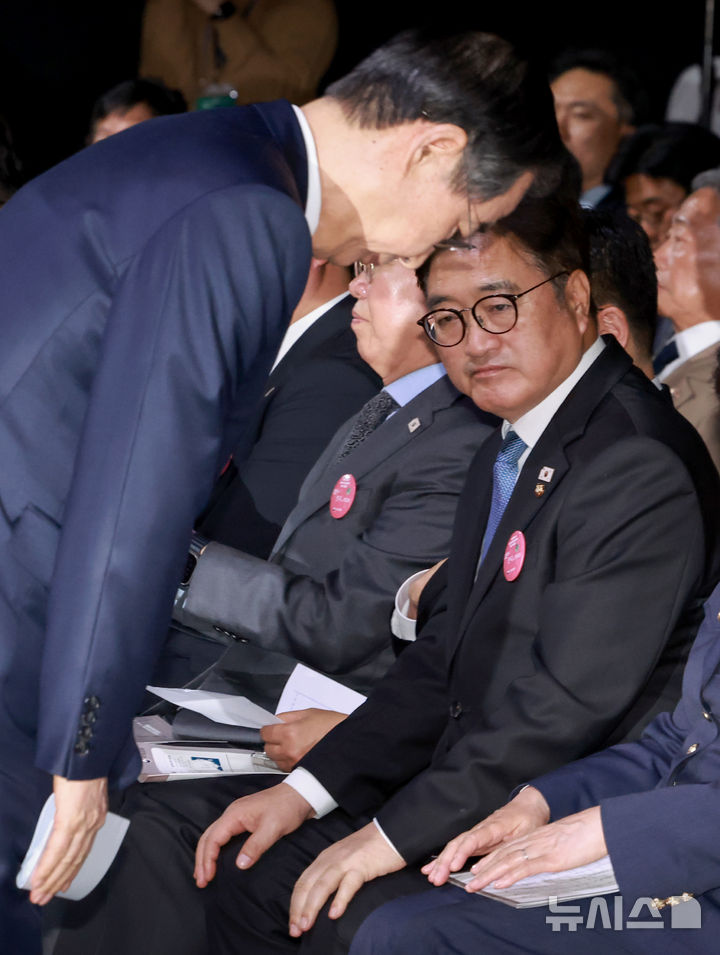 [서울=뉴시스] 최진석 기자 = 한덕수 대통령 권한대행 국무총리가 11일 서울 서대문구 국립대한민국임시정부기념관에서 열린 대한민국임시정부 수립 106주년 기념식에 기념사에 앞서 인사하고 있다. (대통령실통신사진기자단) 2025.04.11. myjs@newsis.com