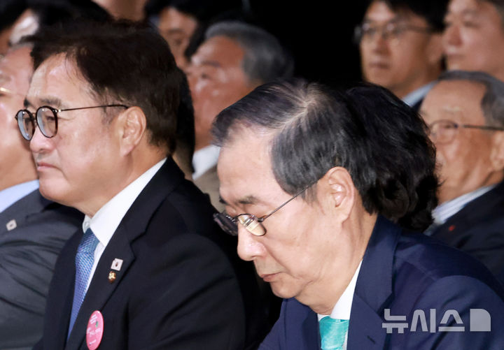 [서울=뉴시스] 최진석 기자 = 한덕수 대통령 권한대행 국무총리가 11일 서울 서대문구 국립대한민국임시정부기념관에서 열린 대한민국임시정부 수립 106주년 기념식에서 기념사를 위해 이동하고 있다. (대통령실통신사진기자단) 2025.04.11. myjs@newsis.com