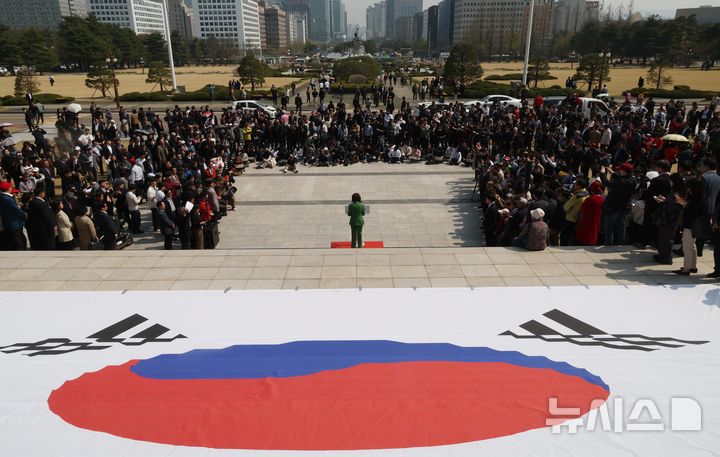 [서울=뉴시스] 조성봉 기자 = 나경원 국민의힘 의원이 11일 오후 서울 여의도 국회 본청 계단에서 제21대 대통령 선거 출마선언을 하고 있다. 2025.04.11. suncho21@newsis.com