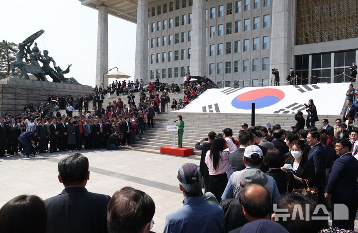 [서울=뉴시스] 조성봉 기자 = 나경원 국민의힘 의원이 11일 오후 서울 여의도 국회 본청 계단에서 제21대 대통령 선거 출마선언을 하고 있다. 2025.04.11. suncho21@newsis.com