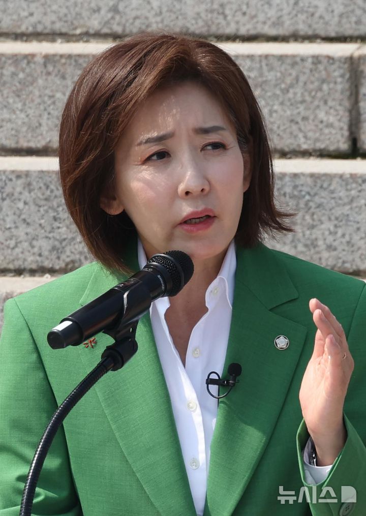 [서울=뉴시스] 조성봉 기자 = 나경원 국민의힘 의원이 11일 오후 서울 여의도 국회 본청 계단에서 제21대 대통령 선거 출마선언을 하고 있다. 2025.04.11. suncho21@newsis.com