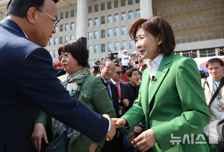 [서울=뉴시스] 고승민 기자 = 나경원 국민의힘 의원이 11일 서울 여의도 국회 앞 계단에서 21대 대통령 선거 출마 선언을 마친 뒤 지지자들과 악수를 하고 있다. 2025.04.11. kkssmm99@newsis.com