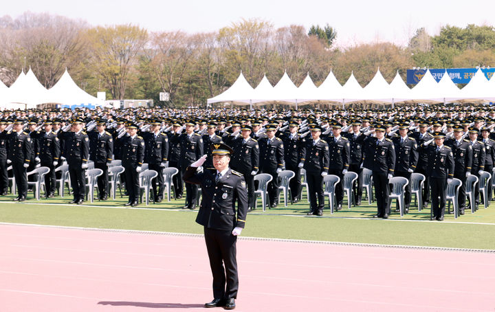 [서울=뉴시스] 11일 충북 충주시 중앙경찰학교 대운동장에서 열린 신임경찰 제315기 졸업식에서 졸업생들이 경례를 하고 있다. (사진=경찰청 제공) 2025.04.11. photo@newsis.com *재판매 및 DB 금지