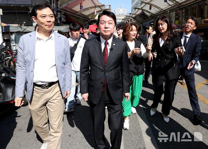 [대구=뉴시스] 이무열 기자 = 제21대 대통령 선거 출마를 선언한 안철수 국민의힘 의원이 11일 대구 중구 서문시장을 방문해 이동하고 있다. 2025.04.11. lmy@newsis.com