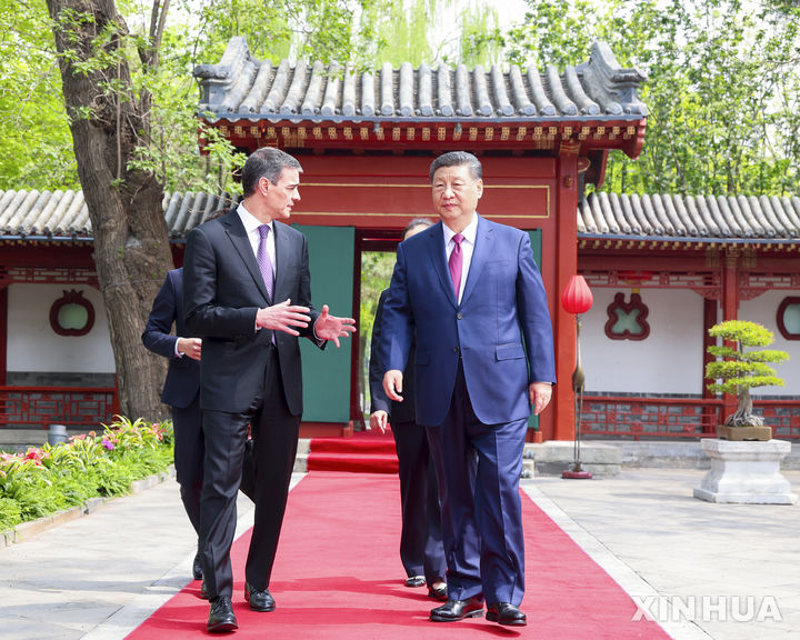 [베이징=신화/뉴시스] 페드로 산체스 스페인 총리가 내달 13~15일 중국을 방문한다. 지난해 4월 11일 사진에서, 산체스 총리가 베이징 댜오위타이 국빈관에서 시진핑 중국 국가주석과 산책하며 대화하고 있다. 2026.03.24.