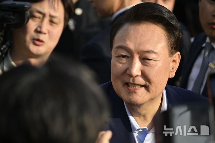 [서울=뉴시스] 황준선 기자 = 윤석열 전 대통령이 지난달 11일 서울 용산구 한남동 대통령 관저를 떠나 서초동 사저로 이동하며 지지자들과 인사를 나누고 있다. (공동취재) 2025.04.11. photo@newsis.com