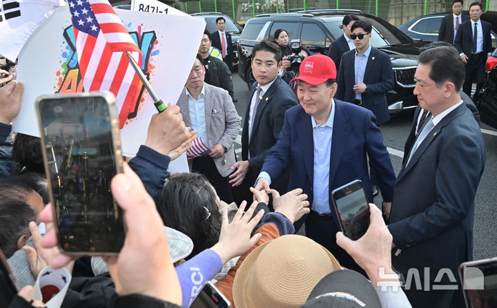 [서울=뉴시스] 황준선 기자 = 윤석열 전 대통령이 11일 서울 용산구 한남동 대통령 관저를 떠나 서초동 사저로 이동하며 지지자들과 인사를 나누고 있다. (공동취재) 2025.04.11. photo@newsis.com
