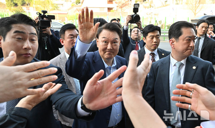 [서울=뉴시스] 황준선 기자 = 윤석열 전 대통령이 11일 오후 서울 용산구 한남동 대통령 관저를 떠나며 지지자들에게 인사하고 있다. (공동취재) 2025.04.11. photo@newsis.com