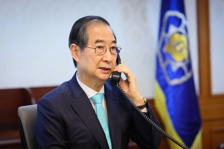 [서울=뉴시스] 최진석 기자 = 한덕수 대통령 권한대행 국무총리가 11일 정부서울청사 집무실에서 소말리아 아덴만 해역에 해외파병 중인 청해부대 44진 부대장(권용구 해군 대령)과 전화 통화하고 있다. (사진=총리실 제공) 2025.04.11. photo@newsis.com *재판매 및 DB 금지