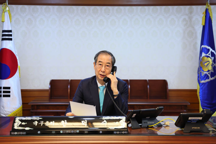 [서울=뉴시스] 최진석 기자 = 한덕수 대통령 권한대행 국무총리가 11일 정부서울청사 집무실에서 소말리아 아덴만 해역에 해외파병 중인 청해부대 44진 부대장(권용구 해군 대령)과 전화 통화하고 있다. (사진=총리실 제공) 2025.04.11. photo@newsis.com *재판매 및 DB 금지