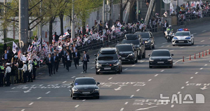 [서울=뉴시스] 황준선 기자 = 윤석열 전 대통령이 탑승한 차량이 11일 오후 서울 용산구 한남동 대통령 관저를 떠나 서초동 사저로 이동하고 있다. (공동취재) 2025.04.11. photo@newsis.com