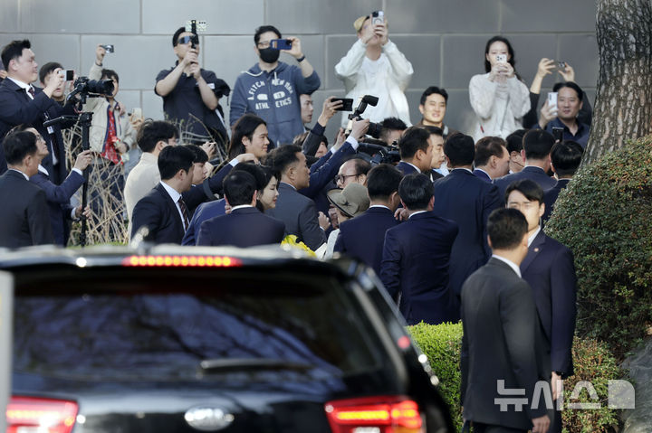 [서울=뉴시스] 최동준 기자 = 윤석열 전 대통령과 부인 김건희 여사가 11일 서울 서초구 사저로 들어서며 마중 나온 관계자들과 인사하고 있다. 2025.04.11. photocdj@newsis.com