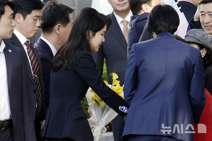[서울=뉴시스] 최동준 기자 = 윤석열 전 대통령 부인 김건희 여사가 지난달 11일 서울 서초구 사저로 들어서며 마중 나온 관계자들에게 꽃다발을 받고 있다. 2025.04.11. photocdj@newsis.com