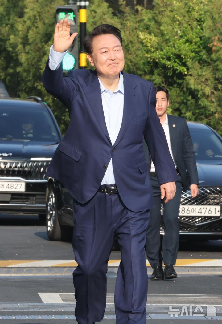 [서울=뉴시스] 황준선 기자 = 윤석열 전 대통령이 11일 오후 서울 용산구 한남동 대통령 관저를 떠나며 지지자들에게 인사하고 있다. (공동취재) 2025.04.11. photo@newsis.com