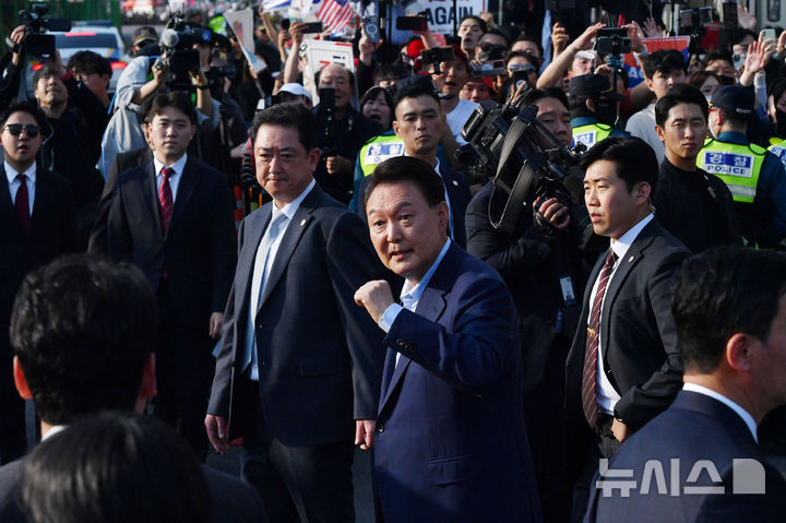 [서울=뉴시스] 황준선 기자 = 윤석열 전 대통령이 11일 오후 서울 용산구 한남동 대통령 관저를 떠나며 지지자들에게 인사하고 있다. (공동취재) 2025.04.11. photo@newsis.com