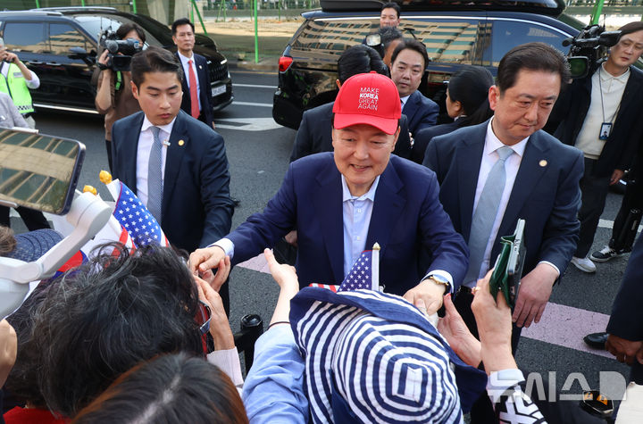 [서울=뉴시스] 황준선 기자 = 윤석열 전 대통령이 11일 오후 서울 용산구 한남동 대통령 관저를 떠나며 지지자들에게 인사하고 있다. (공동취재) 2025.04.11. photo@newsis.com