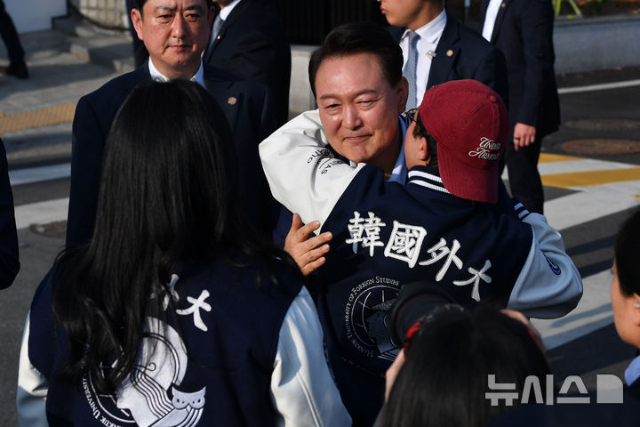 [서울=뉴시스] 황준선 기자 = 윤석열 전 대통령이 11일 오후 서울 용산구 한남동 대통령 관저를 떠나며 지지자들과 포옹하고 있다. (공동취재) 2025.04.11. photo@newsis.com