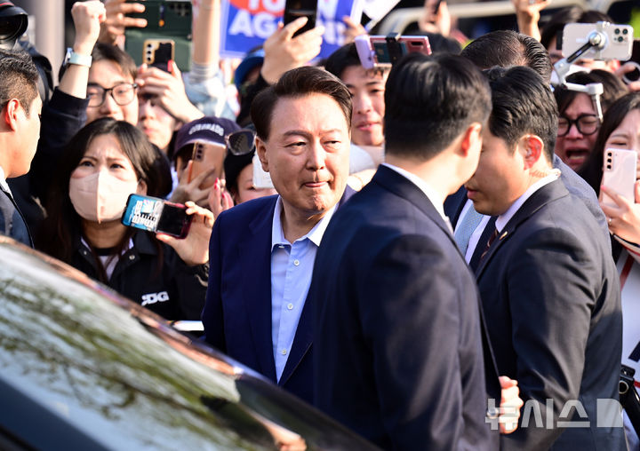 윤석열 전 대통령이 11일 오후 서울 용산구 한남동 관저 정문에서 퇴거하며 지지자들을 만난 뒤 돌아서고 있다. 2025. 4. 11