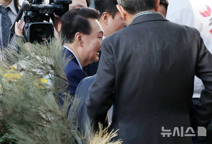 [서울=뉴시스] 최동준 기자 = 윤석열 전 대통령이 11일 서울 서초구 사저로 들어서며 마중 나온 관계자들과 인사하고 있다. (공동취재) 2025.04.11. photo@newsis.com