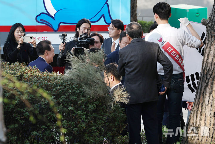 [서울=뉴시스] 최동준 기자 = 윤석열 전 대통령이 11일 서울 서초구 사저로 들어서며 마중 나온 관계자들과 인사하고 있다. (공동취재) 2025.04.11. photo@newsis.com