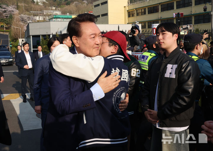 [서울=뉴시스] 황준선 기자 = 윤석열 전 대통령이 11일 오후 서울 용산구 한남동 대통령 관저를 떠나며 지지자와 포옹하고 있다. (공동취재) 2025.04.11. photo@newsis.com