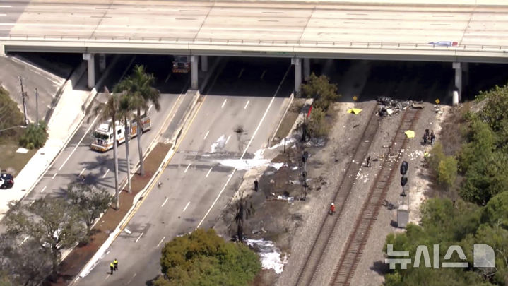 [보카러턴(미국)=AP/뉴시스]11일(현지시간) 미국 연방항공청(FAA)에 따르면, 3명이 탑승한 소형 비행기 한 대가 현지시간으로 이날 오전 10시 무렵 플로리다 보카러턴에서 추락했다. WSVN-TV에서 제공한 영상 부분이다. 
