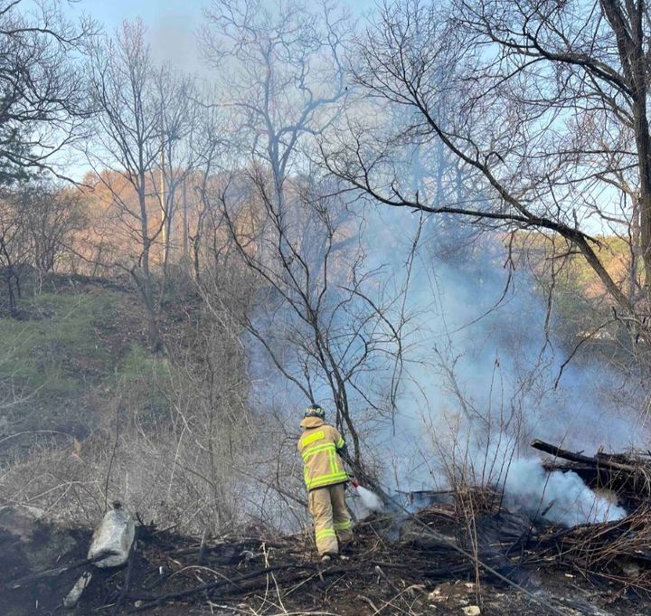 [홍천=뉴시스] 11일 오후 5시 7분경 강원 홍천군 내촌면 도관리 한 사유림에서 산불이 발생했다 고 밝혔다. 강원특별자치도 소방본부 제공. *재판매 및 DB 금지